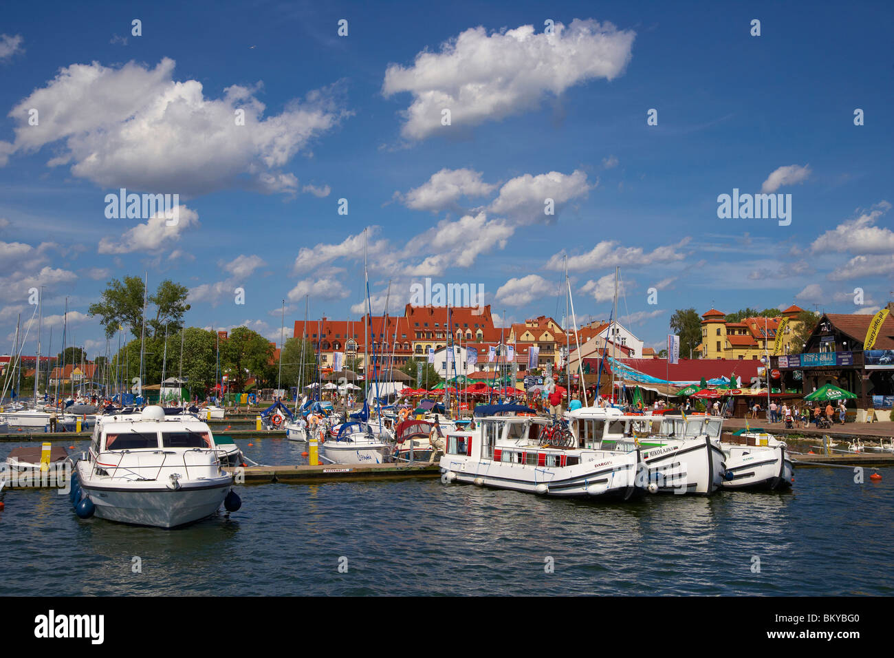Boote in der Marina von Mikolajki (Nikolaiken) auf See Mikolajskie, Mazurskie Pojezierze, Masuren, Ostpreußen, Polen, Europa Stockfoto