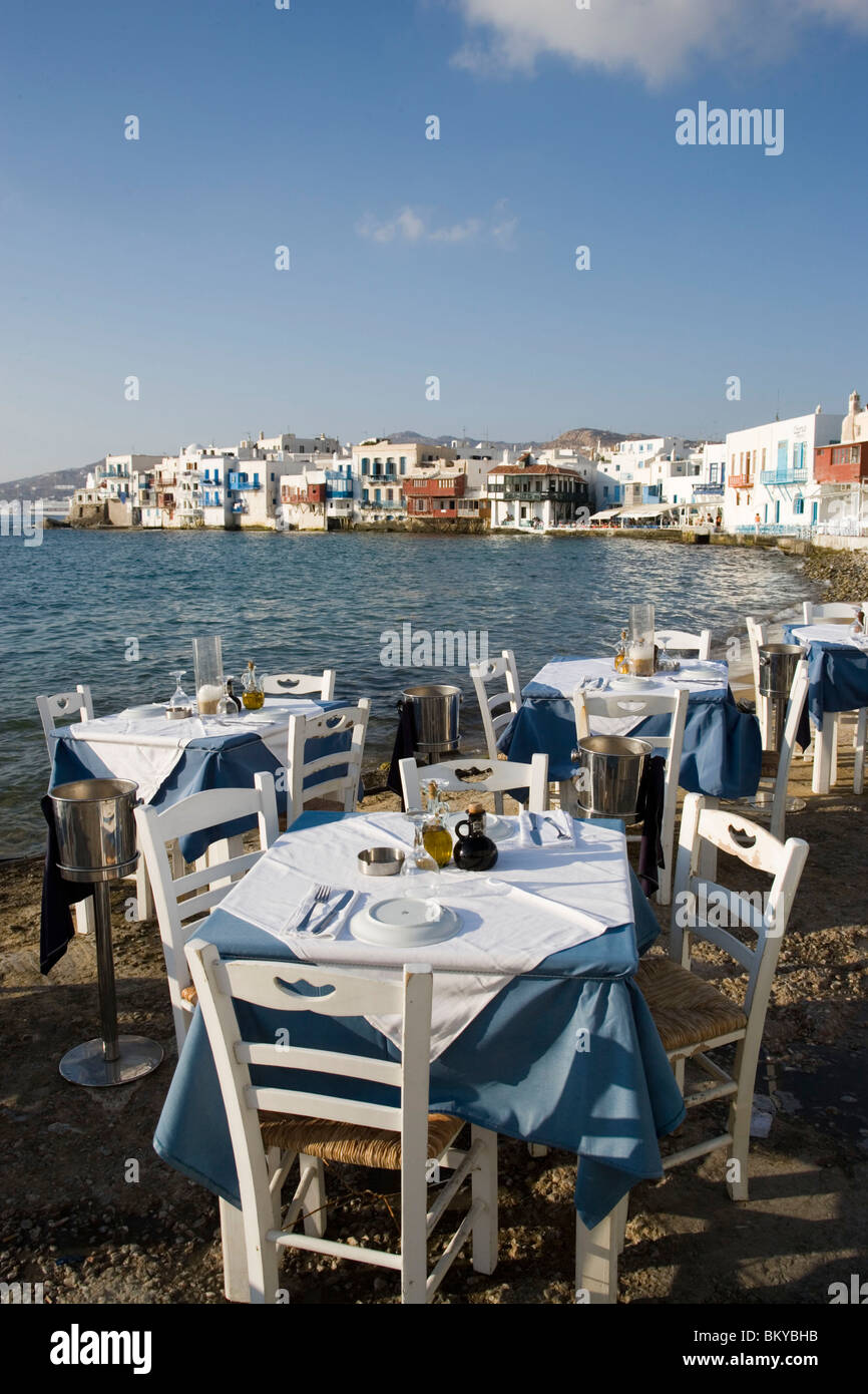 Blick entlang der Straße mit Restaurants und Bars, Windmühlen im Hintergrund, klein-Venedig, Mykonos-Stadt, Mykonos, Griechenland Stockfoto