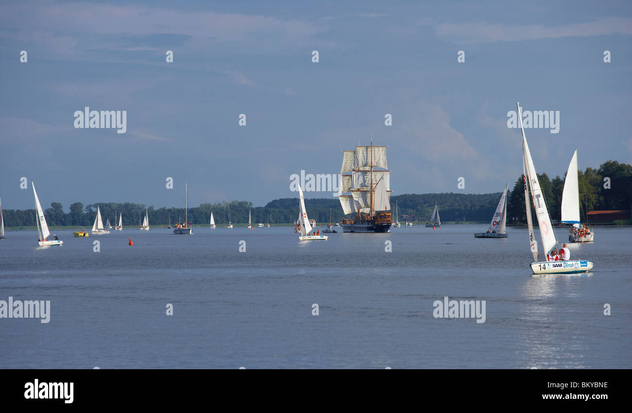 Segelboote auf See Mikolajki, Mikolajki (Nikolaiken), Pojezierze Mazurskie Ostpreußen, Polen, Europa Stockfoto