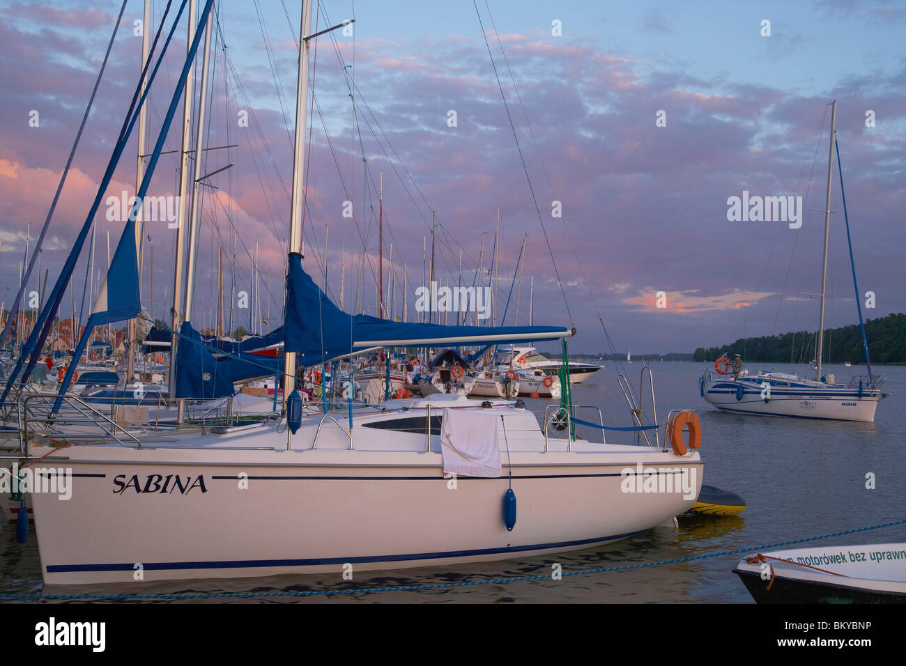 Segelboote auf See Mikolajki, Mikolajki (Nikolaiken), Abend, Pojezierze Mazurskie Ostpreußen, Polen, Europa Stockfoto
