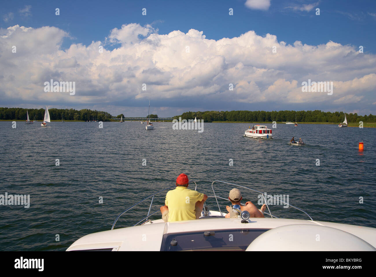 Hausboot und Segelboote auf dem See darginischen (Jezioro darginischen), Mazurskie Pojezierze, Ostpreußen, Polen, Europa Stockfoto