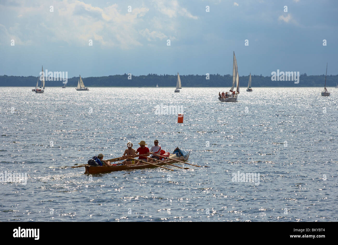Ruderboot und Segelboot auf dem darginischen See (Jezioro darginischen), Mazurskie Pojezierze, Ostpreußen, Polen, Europa Stockfoto