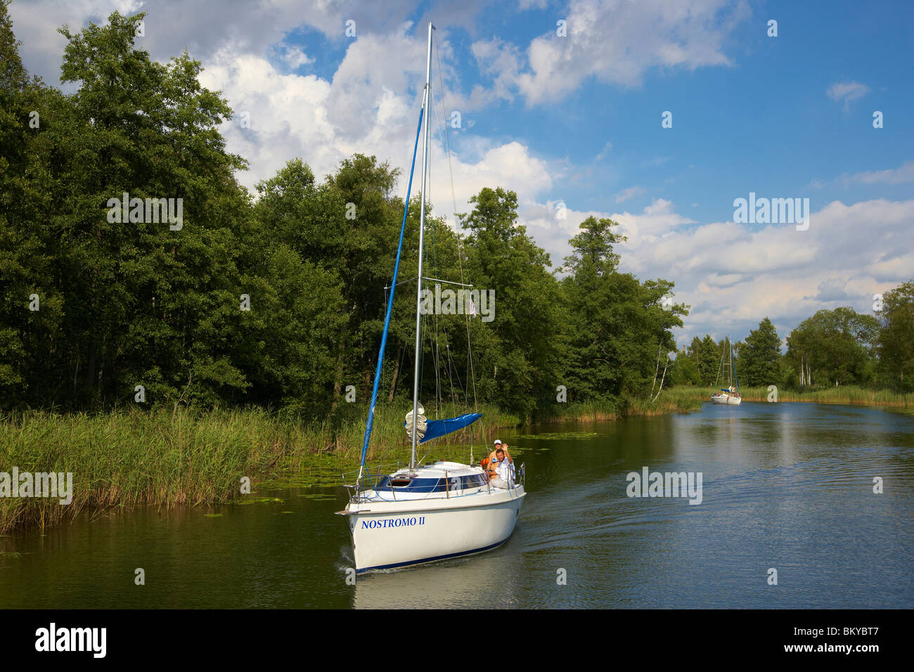 Segelboot auf dem Wegorzewski Kanal, Mazurskie Pojezierze, Ostpreußen, Polen, Europa Stockfoto