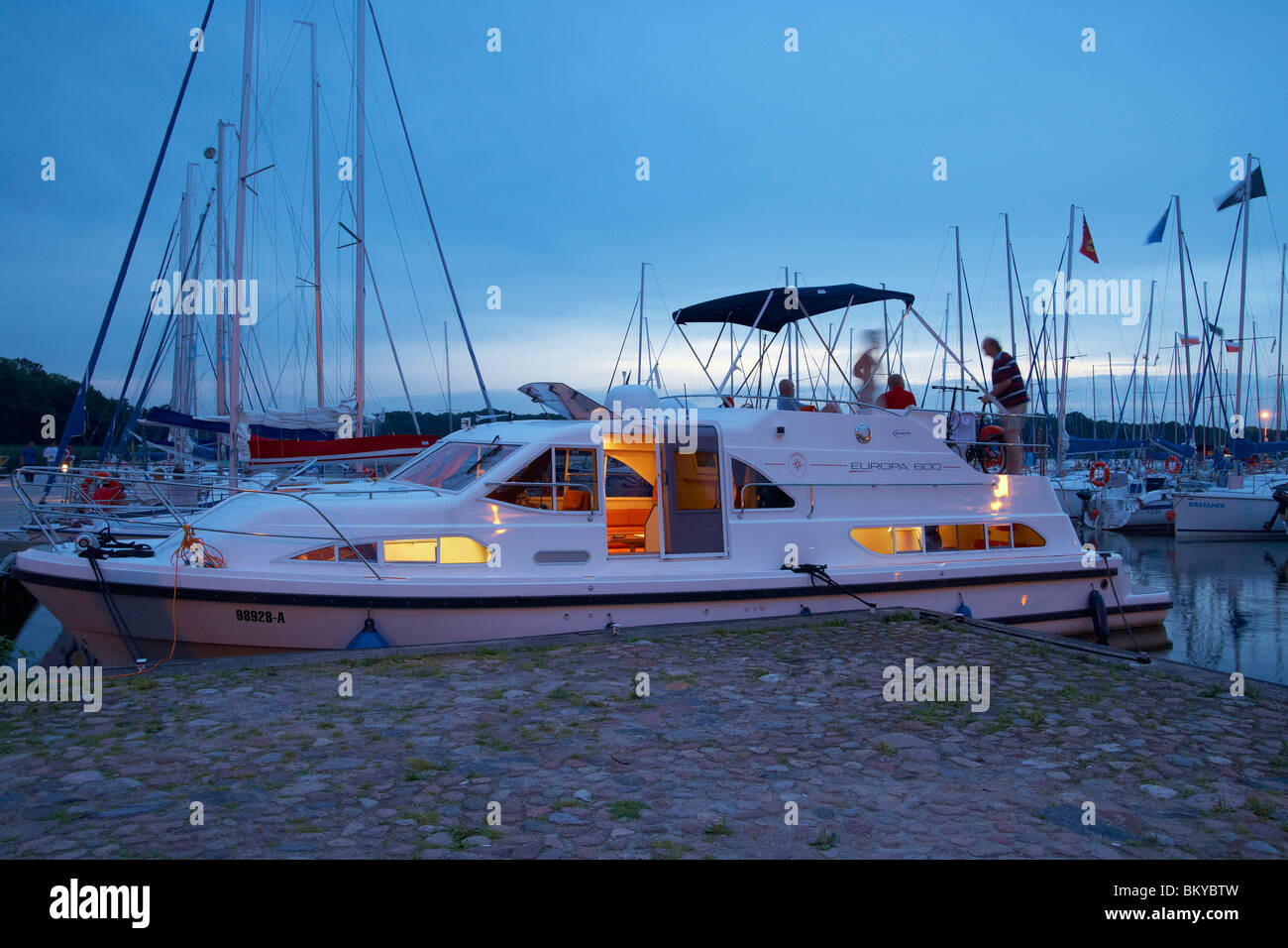Abend in Stynort (Steinort) Marina, Hausboot und Segelboote auf darginischen See (Jezioro darginischen), Mazurskie Pojezierze, Ost-Pr Stockfoto