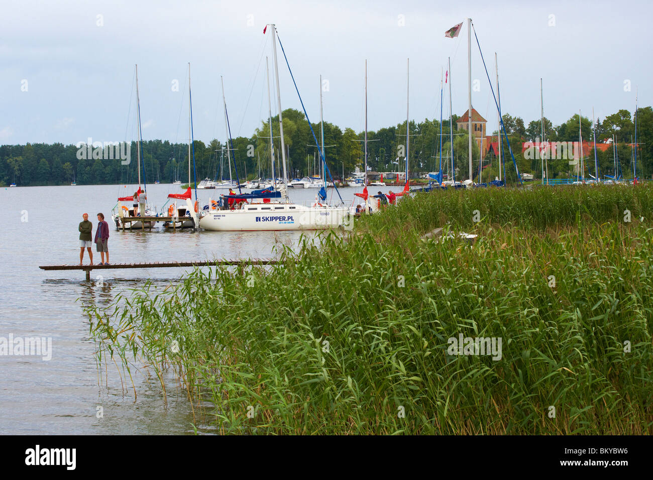 Rydzewo (Rotwalde) mit Marina am Niegocin See (Jezioro Niegocin), Pojezierze Mazurskie Ostpreußen, Polen, Europa Stockfoto