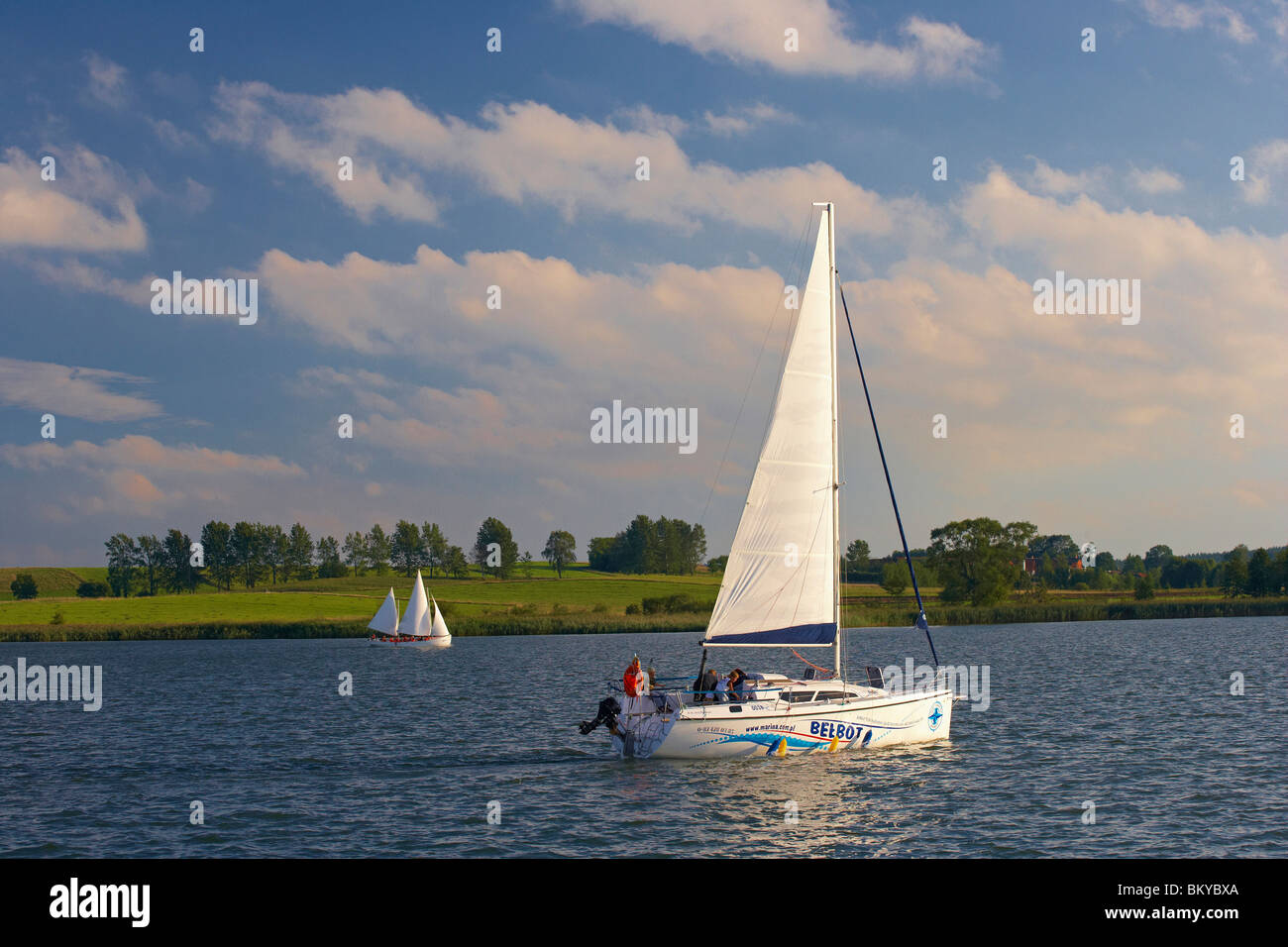 Segelboote auf dem See Rynski (Jezioro Rynskie), Mazurskie Pojezierze, Ostpreußen, Polen, Europa Stockfoto