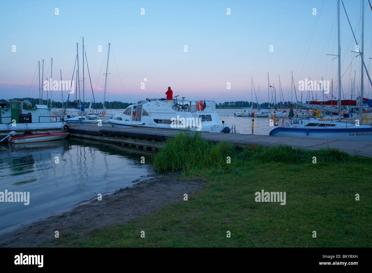Hausboot mit Crew an der Marina von Ryn (Rhein), Abend, Mond, Rynski See (Jezioro Rynski), Mazurskie Pojezierze, East Prus Stockfoto