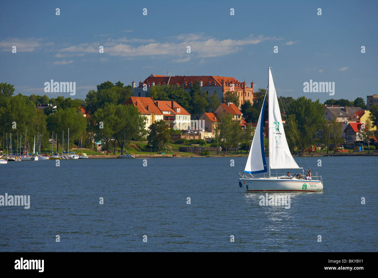 Ryn (Rhein) mit Schloss, Marina und Segelboote auf dem Rynski See (Jezioro Rynski), Mazurskie Pojezierze, Ostpreußen, Pol Stockfoto