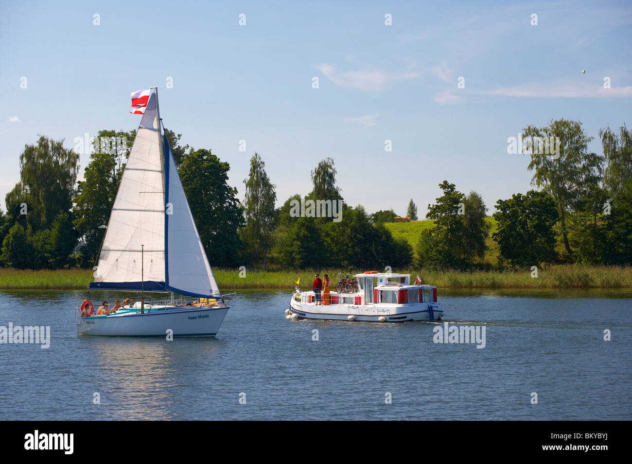 Haus- und Kajütsegelboot auf Jezioro Talty (Talter-Gewaesser) Mazurskie Pojezierze, Ostpreußen, Polen, Europa Stockfoto
