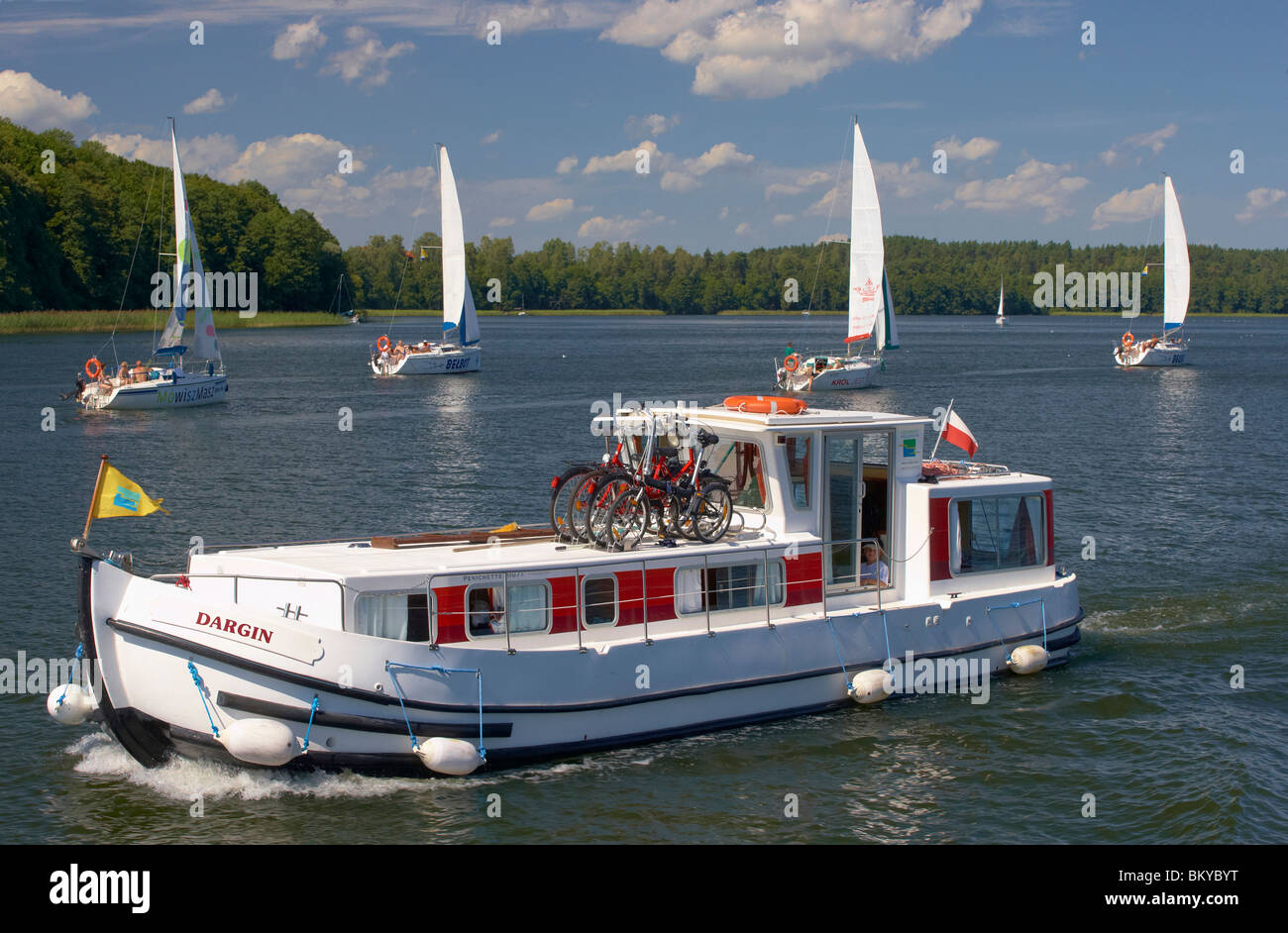 Hausboot und Segelschiffen am Jezioro Talty (Talter-Gewaesser) Mazurskie Pojezierze, Ostpreußen, Polen, Europa Stockfoto