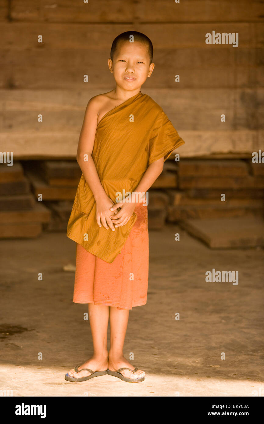 Porträt eines jungen buddhistischen Mönch, Wat Pa Luangta Bua Yannasampanno Wald Kloster, Tiger Tempels, Kanchanaburi, Thailand Stockfoto