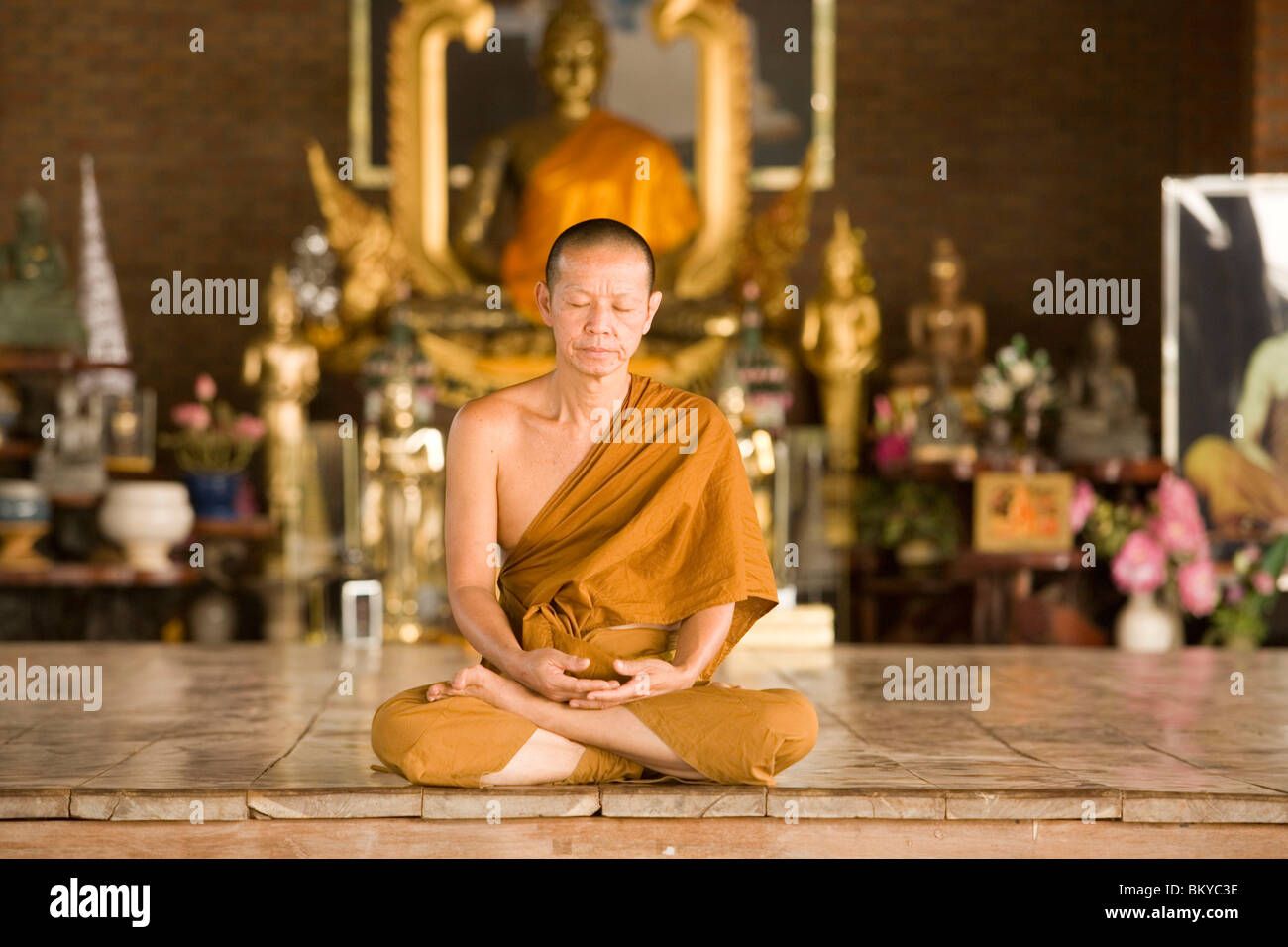 Buddhistischer Mönch betend vor dem Golden Jubilee Buddha Bild platziert im Chao Khun Maha Bua Yannasampanno 84 Jährigen Campas Stockfoto