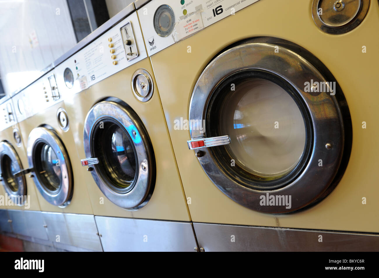 Waschmaschine im Waschsalon England Uk Stockfoto