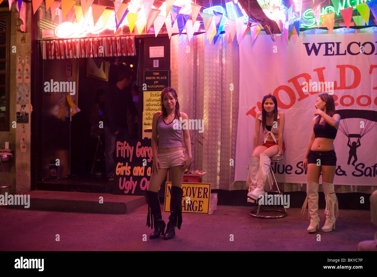 Drei Go-Go Girls vor einer Diskothek, Patpong, Rotlicht und Unterhaltungsviertel, Bezirk Bang Rak, Bangkok, Thailand