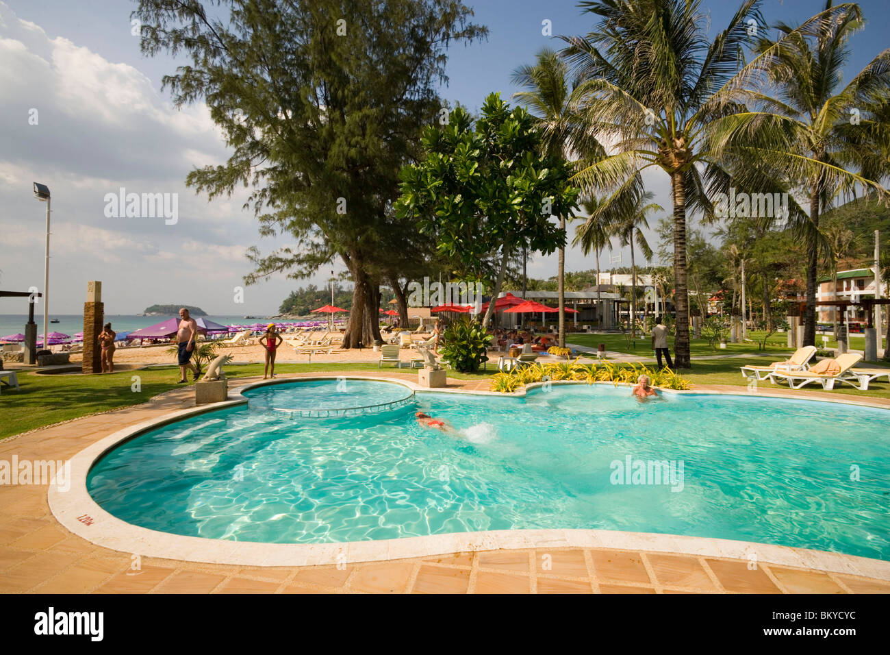 Menschen, die in einem Schwimmbad Baden, Hat Kata Yai, Ao Kata Yai, Kata Beach, Phuket, Thailand, nach dem tsunami Stockfoto
