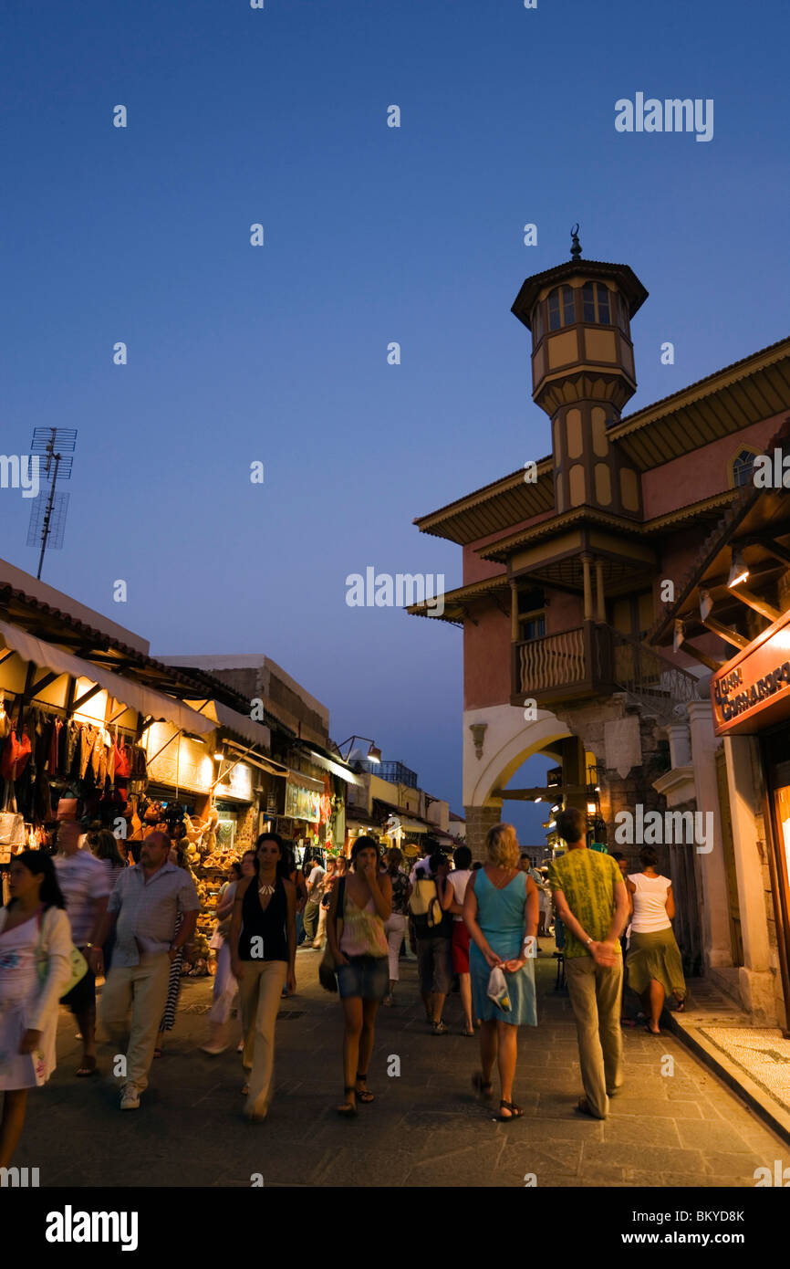 Menschen Flanieren über shopping Straße Odos Sokratous im Abend, Rhodes Town, Rhodos, Griechenland (seit 1988 Teil des UNESCO Stockfoto