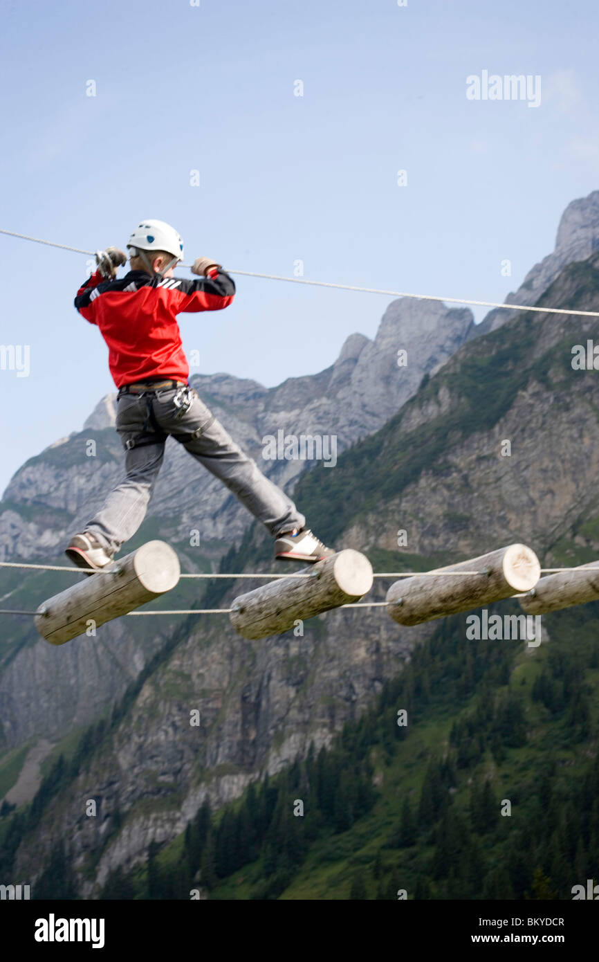 Junge in der Zentralschweiz größten Seil Park, Fraegmuentegg, Luzern, Kanton Luzern, Schweiz Stockfoto