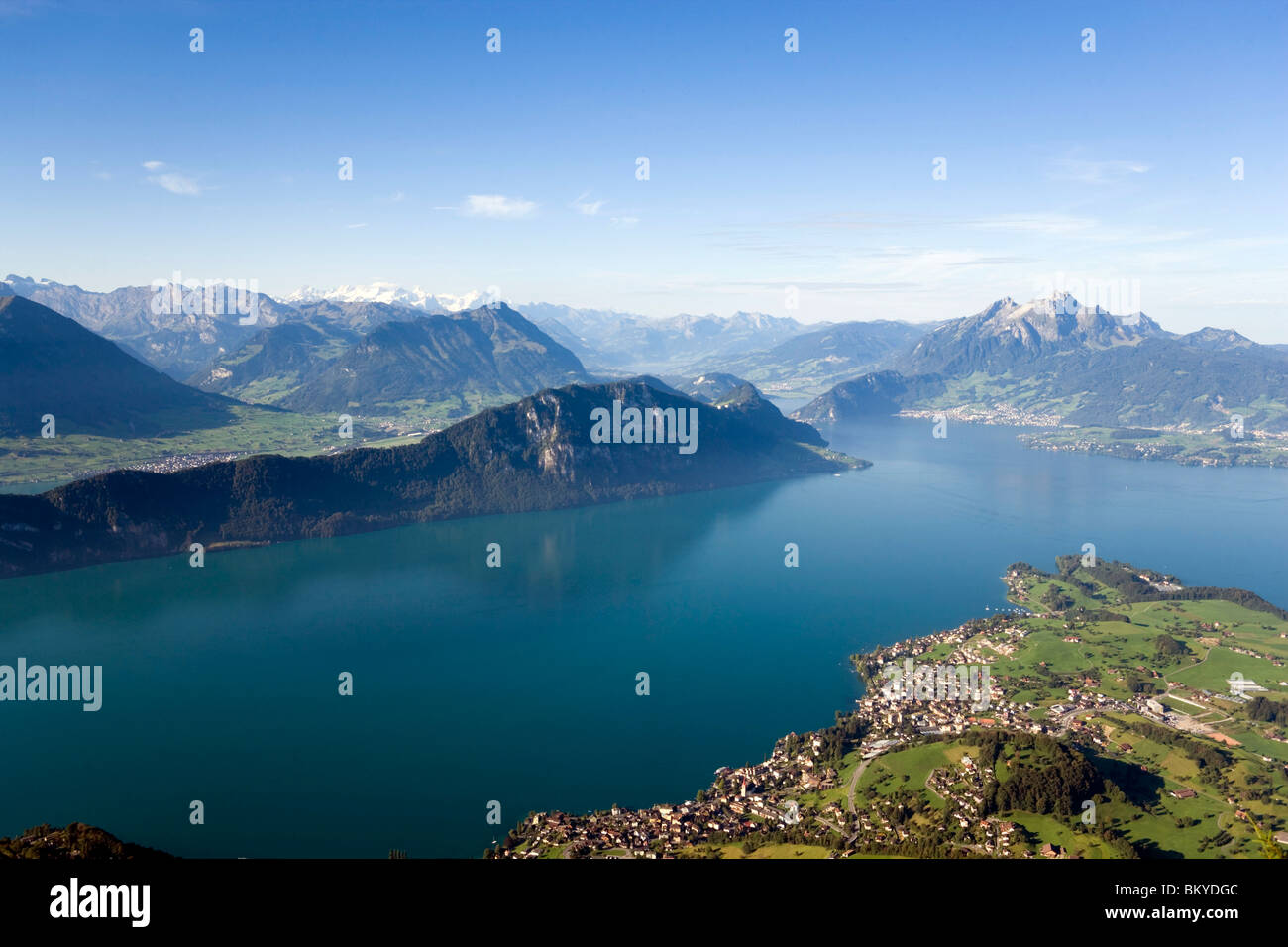 Blick vom Aussichtspunkt Punkt Kaenzli auf die Rigi (1797 m, Königin der Berge) über dem Vierwaldstättersee mit Weggis, Berg Bürgenstock Stockfoto