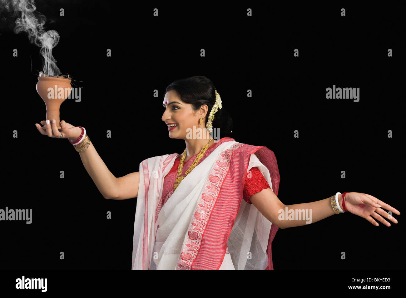 Frau an Durga Puja beten Stockfoto