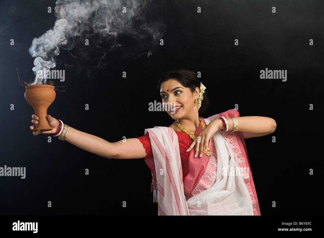 Frau an Durga Puja beten Stockfoto