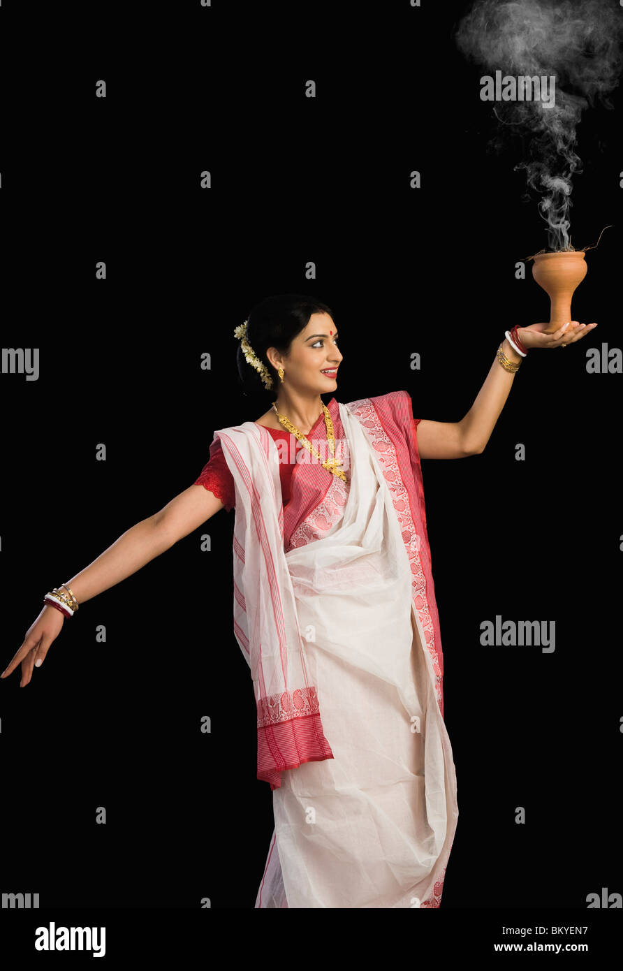 Frau an Durga Puja beten Stockfoto