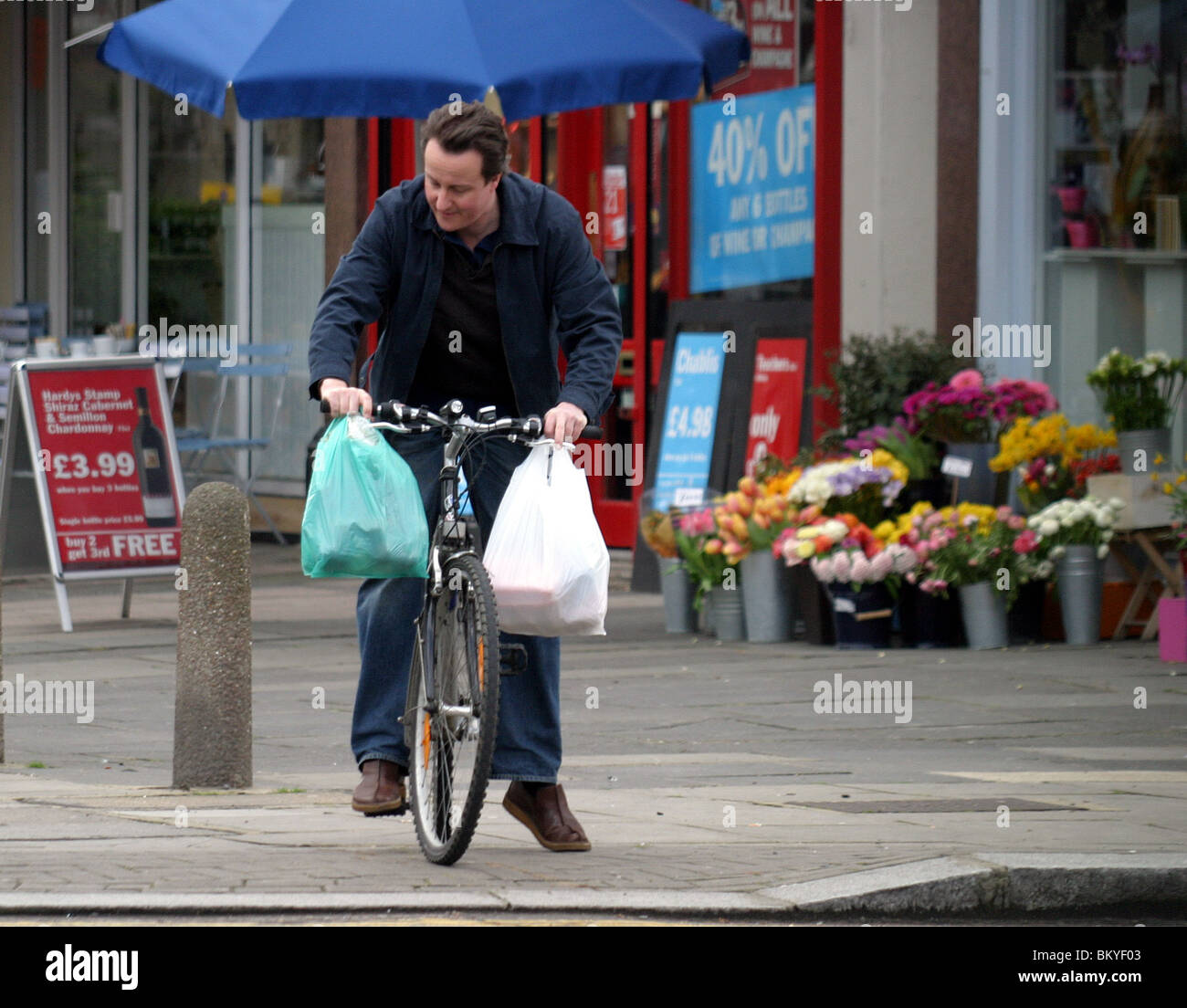 David Cameron auf seinem Fahrrad tun Einkaufen in der Nähe seines Hauses Notting Hill Stockfoto