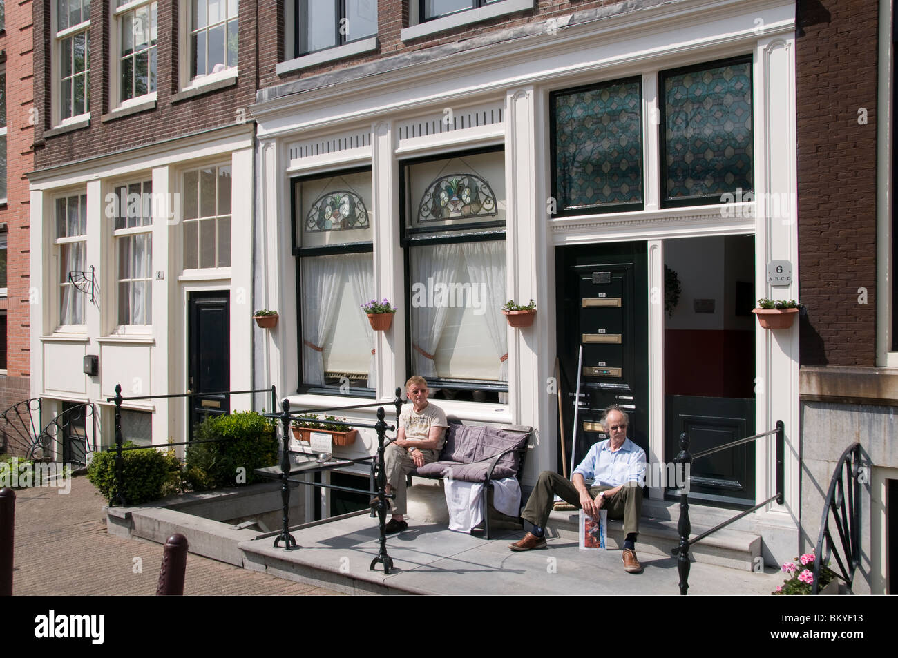 Amsterdam Holland Jordaan Prinsengracht Kanal Haus zwei alte Männer in der Sonne Stockfoto