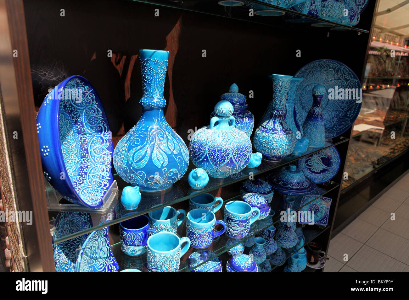 Blaue Keramik und Vasen auf dem Display in Istanbul, Türkei. Stockfoto