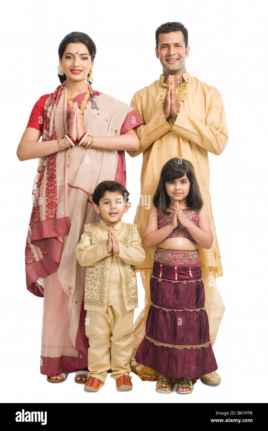 Familie Gruß an Durga Puja Stockfoto