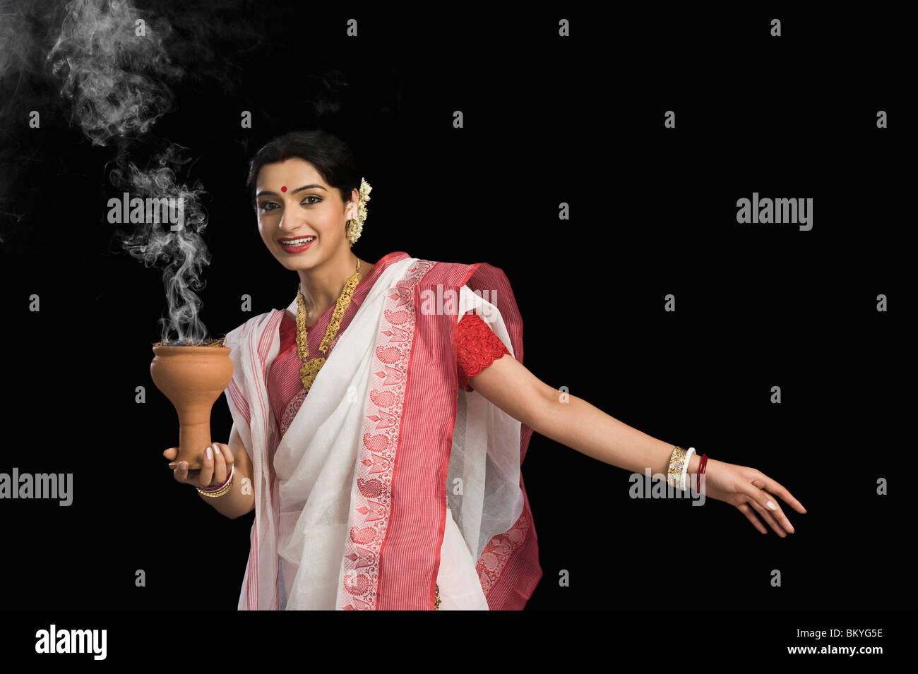 Frau an Durga Puja beten Stockfoto