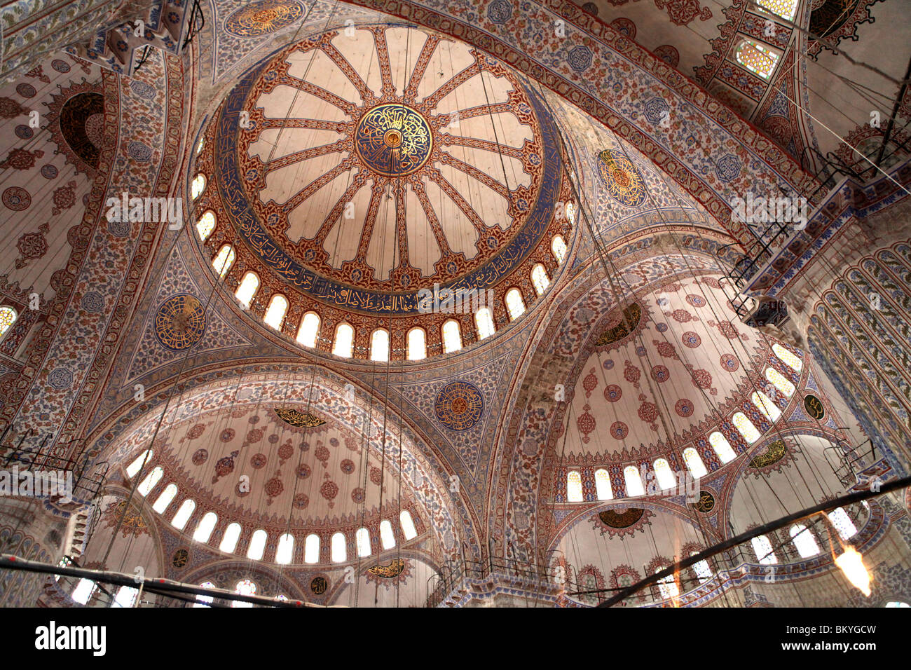 Innendecke der Sultan Ahmed Mosque oder der blauen Moschee in Istanbul, Türkei. Stockfoto