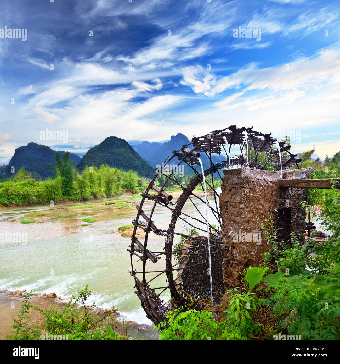Bambus-Wasser-Rad. Die Nutzung der Wasserkraft für die Bewässerung. Vietnam Stockfoto