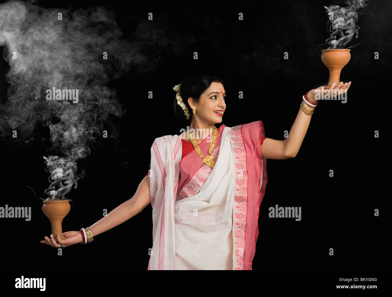 Frau an Durga Puja beten Stockfoto