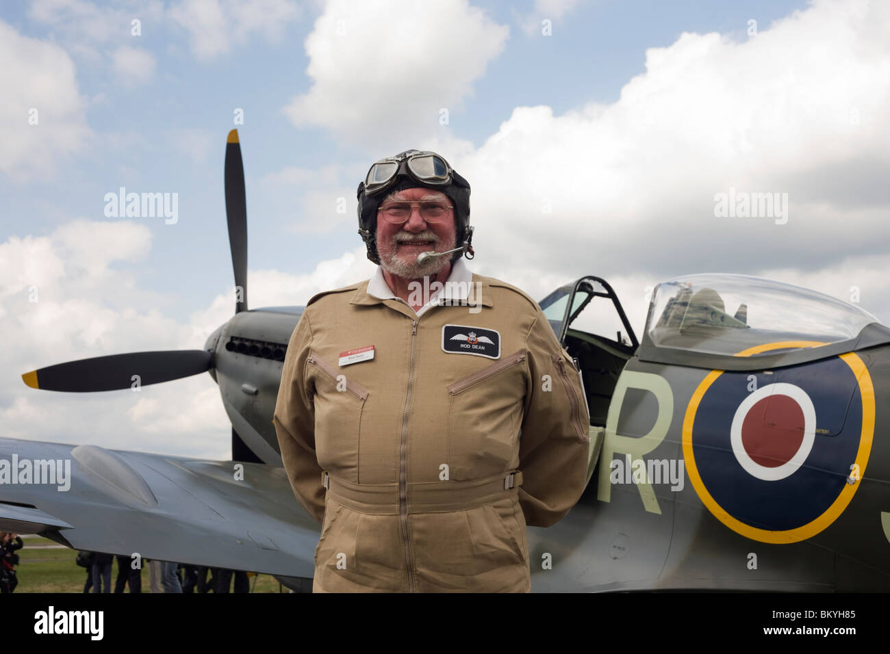 Farnborough International Airshow Flight Operations Director Rod Dean stellt neben einer Spitfire, die er gerade eingeflogen wurde. Stockfoto