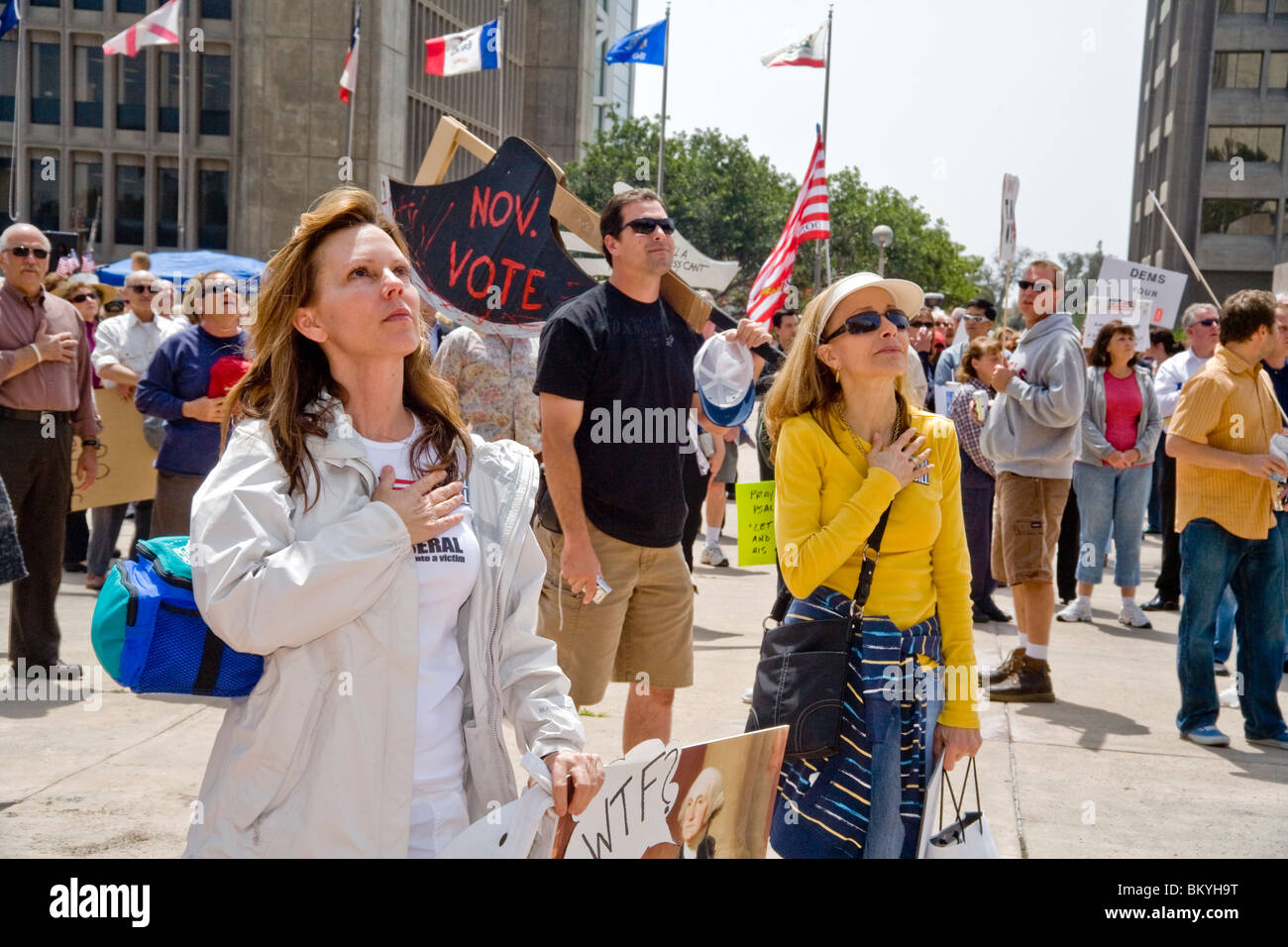 Anti-Regierungs-Demonstranten rezitieren die Pledge of Allegiance bei einer "Tea Party"-Kundgebung am 15. April (Steuer-Tag) in Santa Ana, Kalifornien Stockfoto