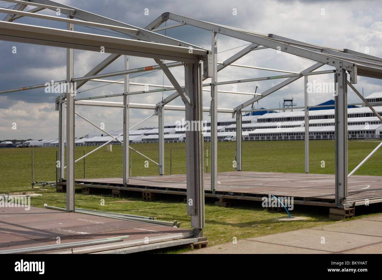 Corporate Chalet-Gebäude, die Unternehmen der Luftfahrtindustrie im Bau vor der Farnborough International Airshow gerecht zu werden Stockfoto