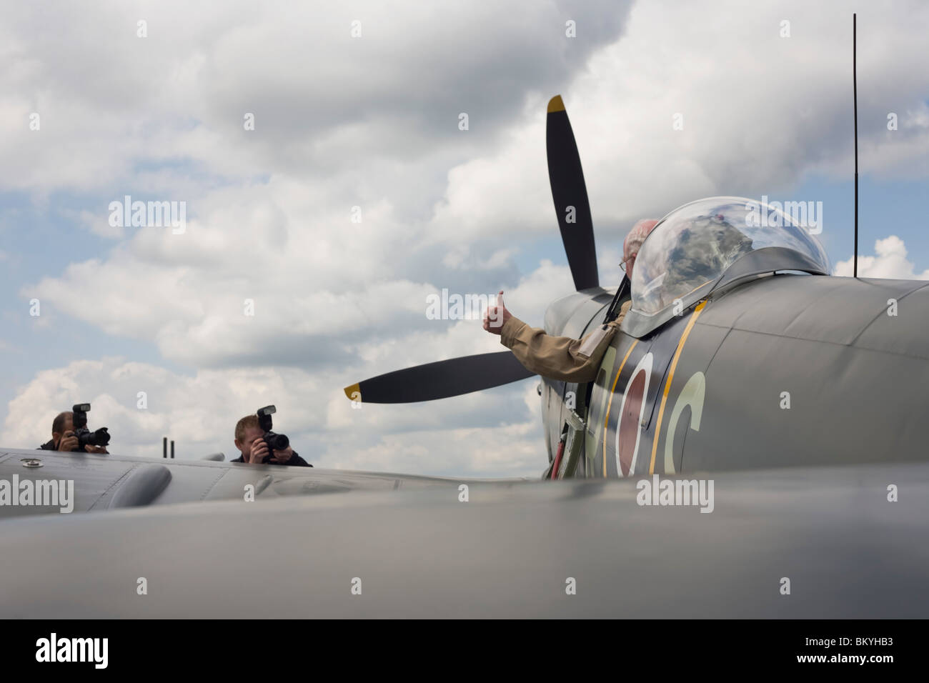 Farnborough International Airshow Flight Operations Director Rod Dean stellt neben einer Spitfire, die er gerade eingeflogen hat Stockfoto