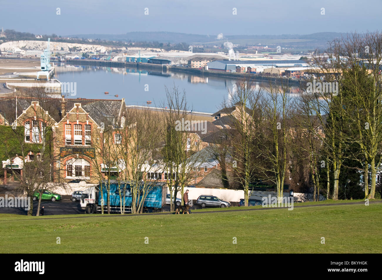Blick auf Fluss Medway und Dockyard, Rochester, Kent, UK Stockfoto