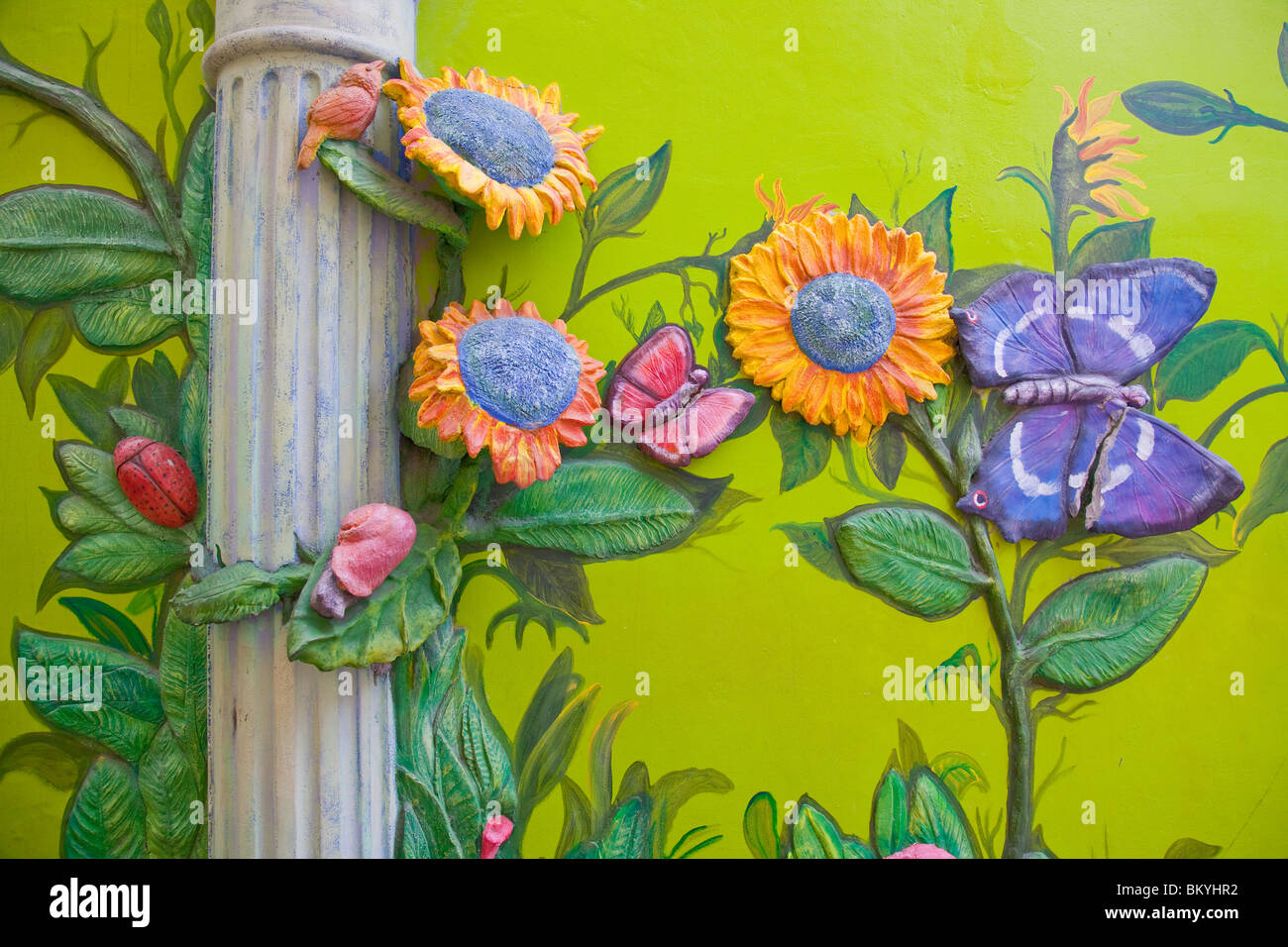 Dekorative Street Art und Wandmalereien auf den Seiten von Gebäuden in Willemstad, Curaçao, Niederländische Antillen. Stockfoto