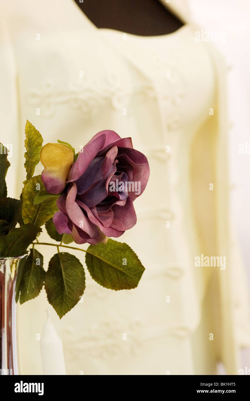 rote Rose und einem eleganten Kostüm Stockfoto