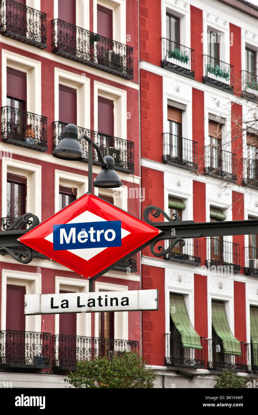 Typische Häuser in Madrid La Latina Viertel La Latina Metro Schild im Vordergrund, Madrid, Spanien Stockfoto