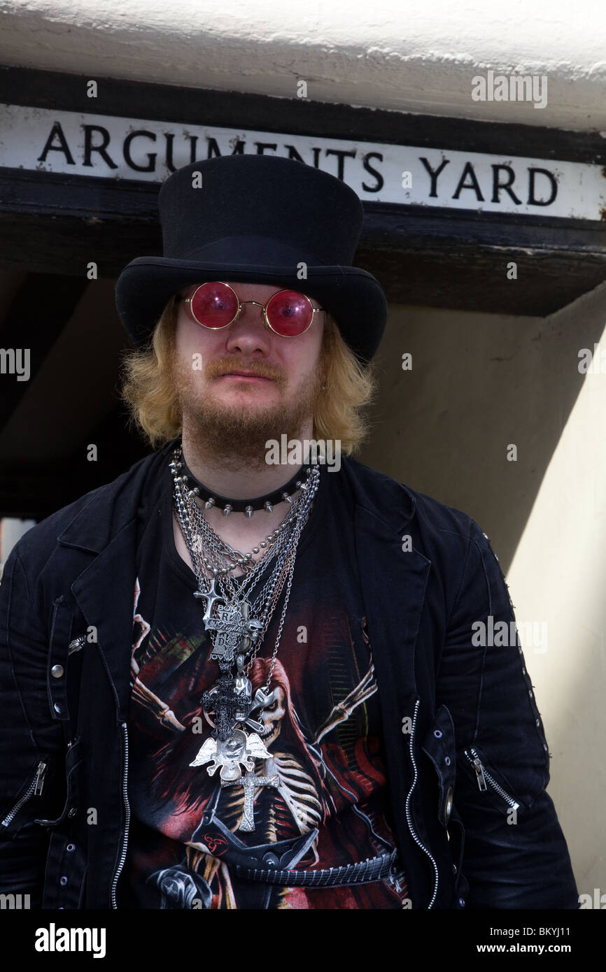 Kostümierter Mann, gotischer Spiked PU Leder Choker Collar Spike auf Arguments Yard; Whitby Goth Weekend Festival, North Yorkshire, April 2010 Stockfoto