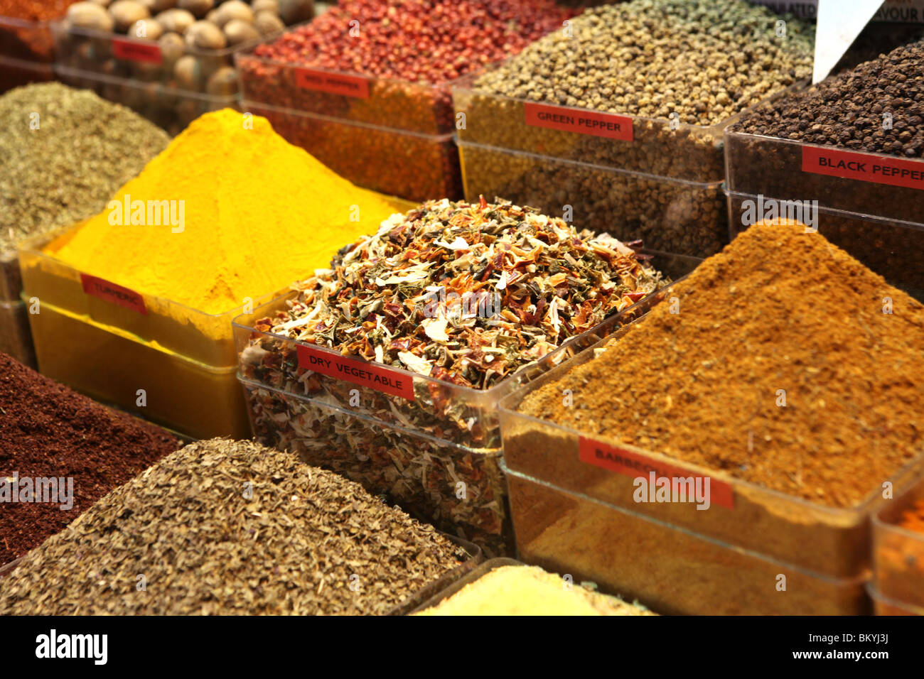 Gewürze und Kräuter auf dem Display an der Gewürzmarkt, Sultanahmet, Istanbul, Türkei. Stockfoto