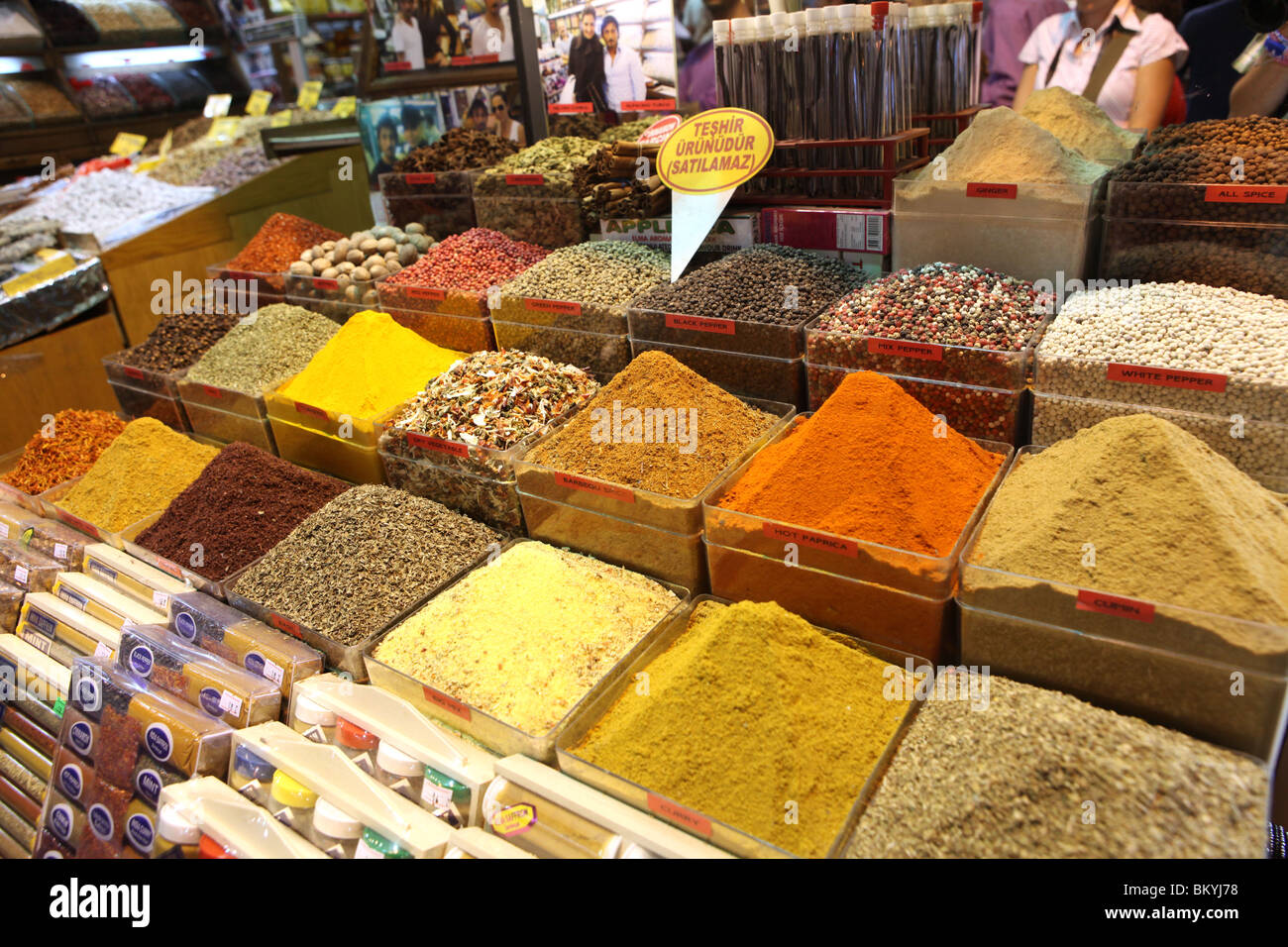 Gewürze auf dem Display an der Gewürzmarkt, Sultanahmet, Istanbul, Türkei. Stockfoto