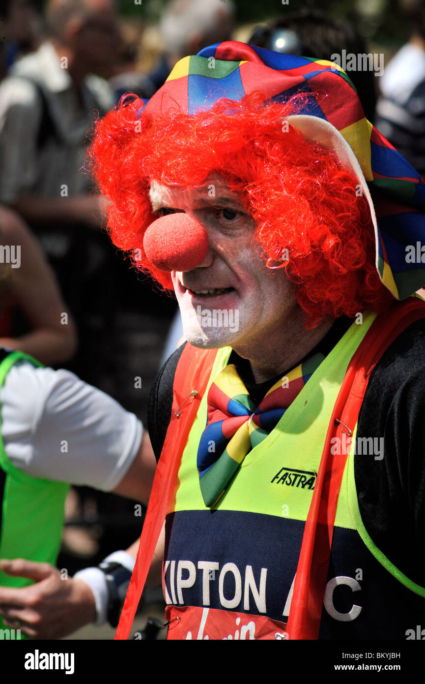 Läufer in virgin London-Marathon 2010 als Clown verkleidet Stockfoto
