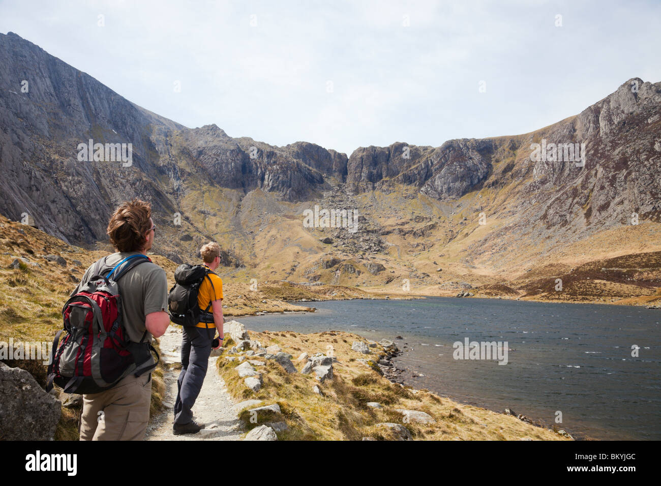 Zwei Tausendjährige männlichen Wanderer von Llyn Idwal in der Küche des Teufels in den Bergen von Snowdonia National Park. Cwm Idwal Ogwen North Wales UK Großbritannien Stockfoto