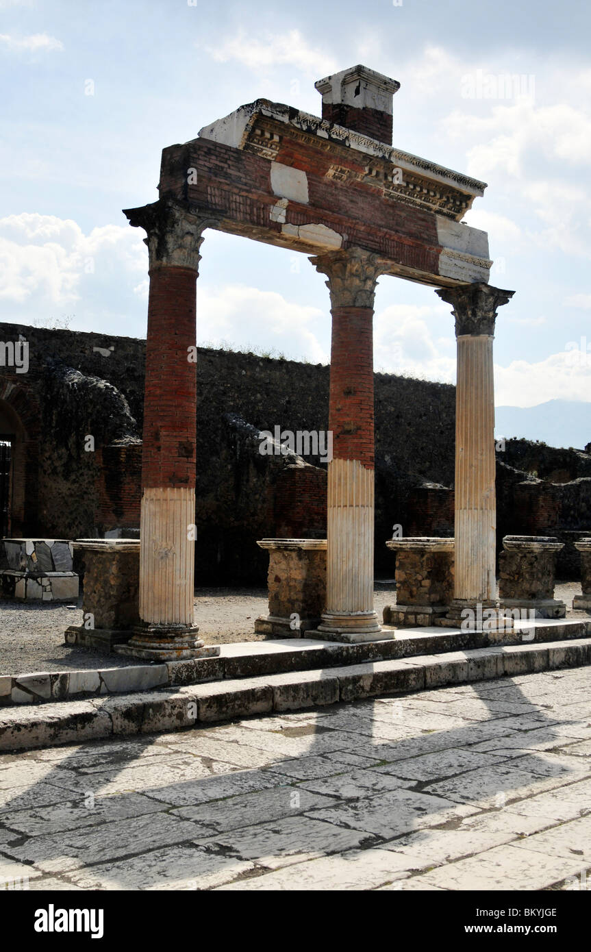 Römische Ruine im Forum neben dem Macellum oder überdachte Bestimmungen Marktplatz an Pompeji-Italien Stockfoto