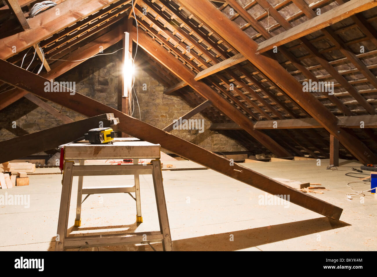 Dachgeschossausbau im Gange in einem edwardianischen Reihenhaus in Northumberland Stockfoto