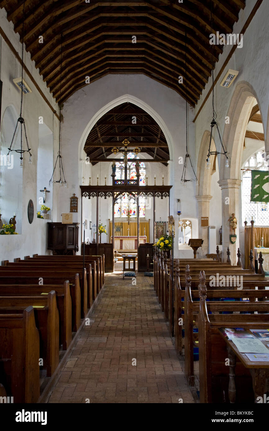 Der Mittelgang und religiösen Dekoration der Himmelfahrt der Jungfrau Maria Kirche, Erpingham, Norfolk, England, UK. Stockfoto