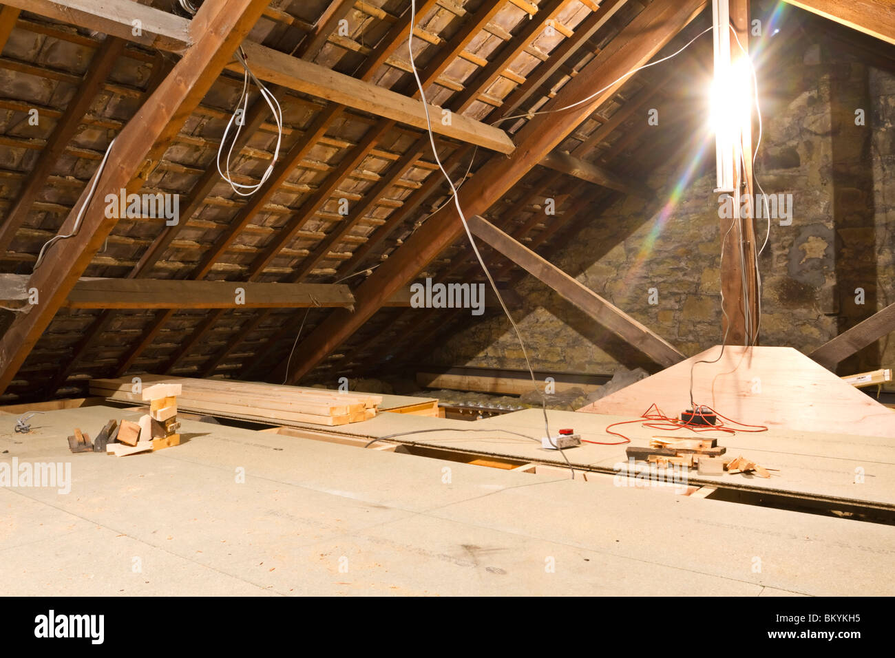 Dachgeschossausbau im Gange in einem edwardianischen Reihenhaus in Northumberland Stockfoto